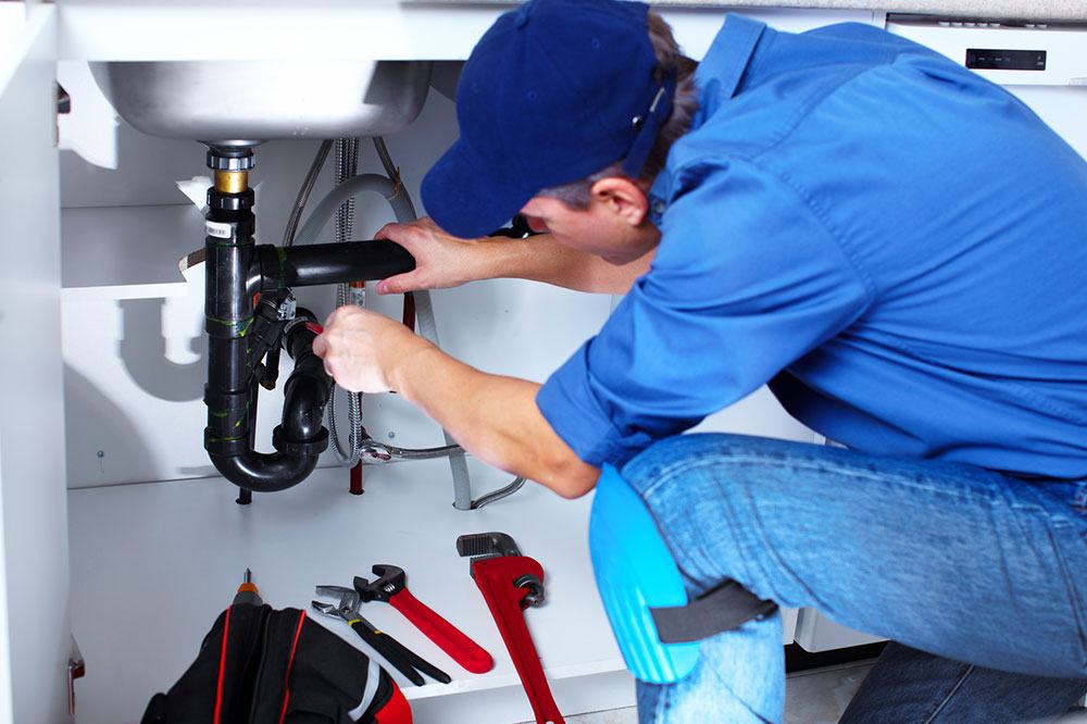 6 steps to take before hiring a plumbing service